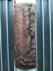 Op de foto zie je de chocolade bananenbrood die net uit de oven is