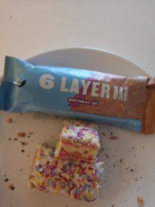 Op deze foto zie je de smaak Birthday Cake de 6 Layer bars