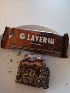 Op deze foto zie je de smaak Chocolate Sunday van de 6 Layer bars