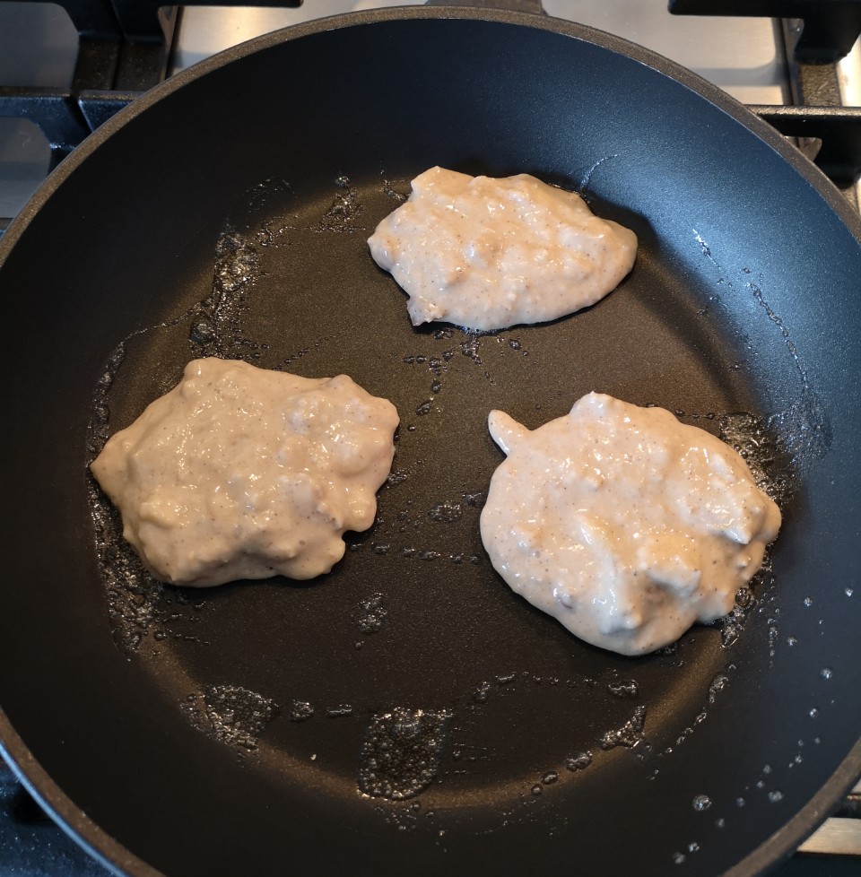 een foto waar 3 pancakes in de pan liggen