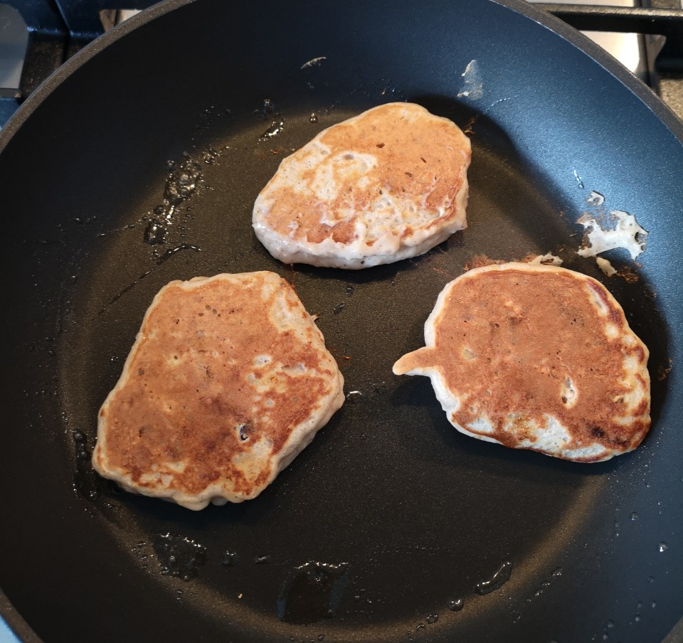 een foto van 3 pancakes in de pan die klaar zijn