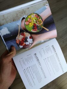 foto van 2 smoothies uit een boek