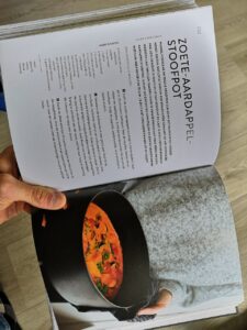 Boek met een recept van een stoofpot