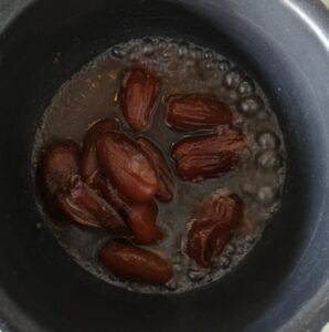 foto van dadels in een pannetje