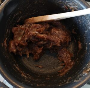 foto van dadels in een pannetje gesmolten