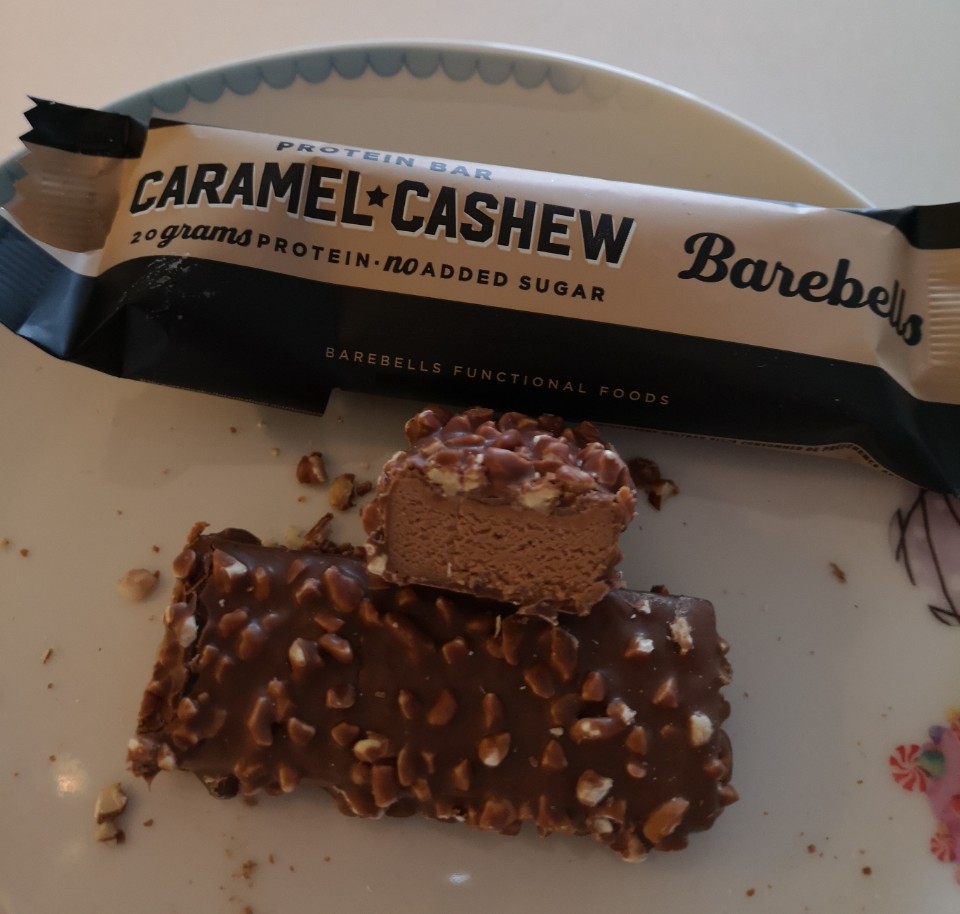 Op deze foto de smaak Caramel & Cashew van de barebells repen