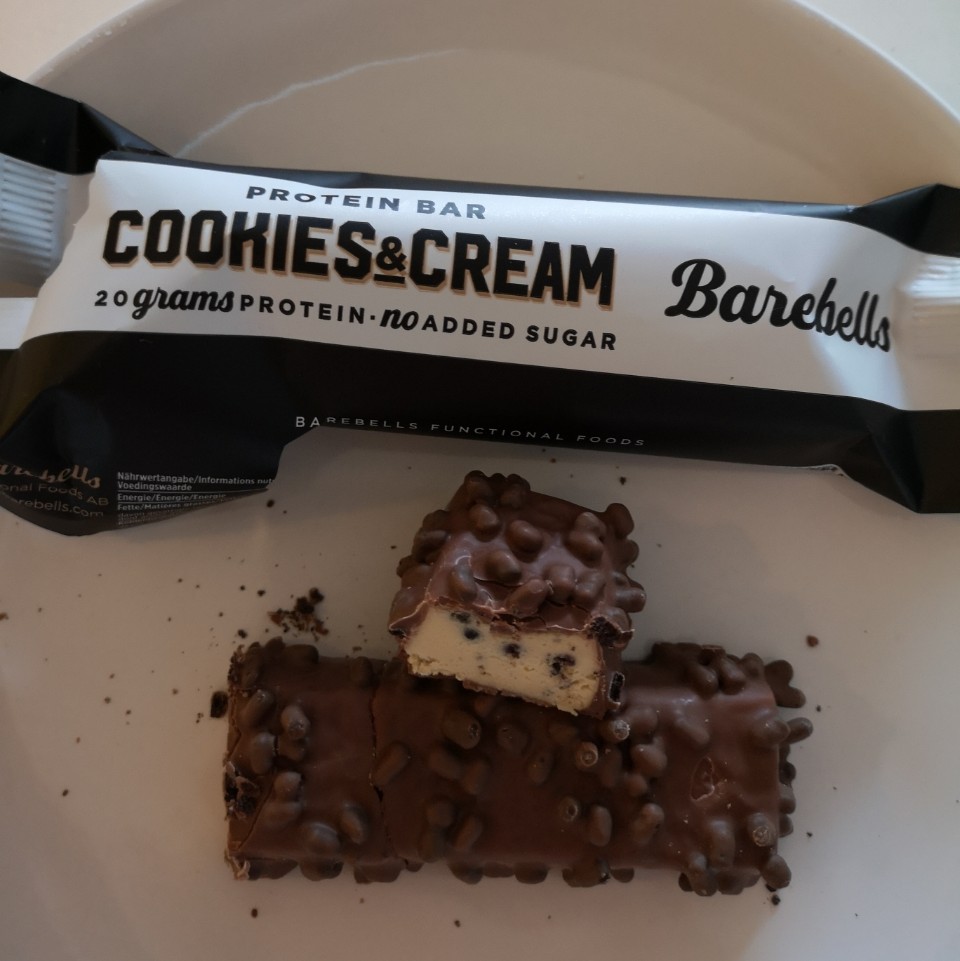 Op deze foto de smaak Cookies & Cream van de barebells repen