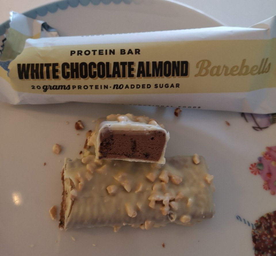 Op deze foto de smaak White Chocolate Almond van de barebells repen