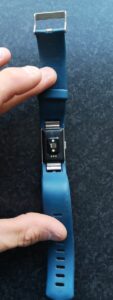 Op deze foto zie je de achterkant van de Fitbit Charge 2