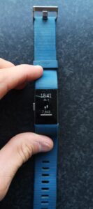 Op deze foto zie je de voorkant van de Fitbit Charge 2