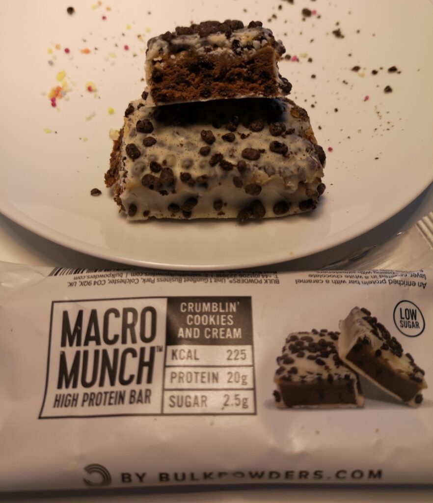Op deze foto de smaak Crumblin Cookies and Cream van de Macro Munch Protein Bars