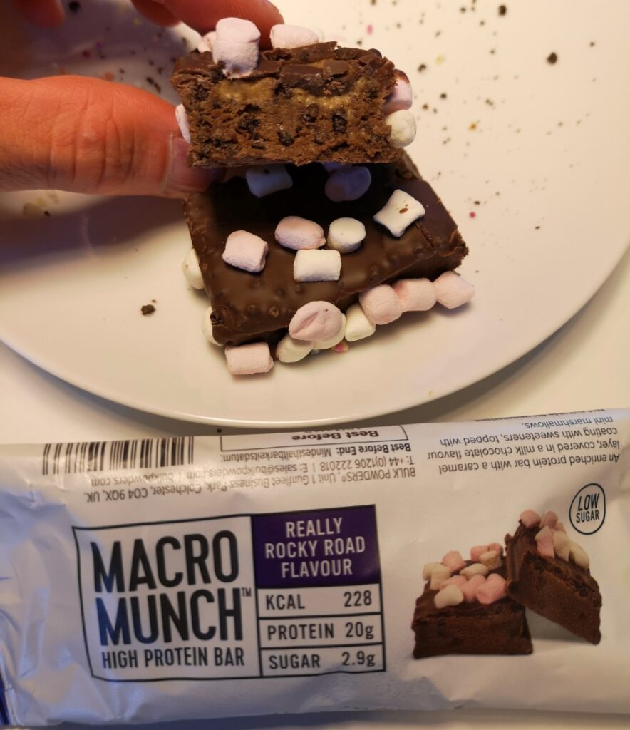 Op deze foto de smaak Really Rocky Road van de Macro Munch Protein Bars