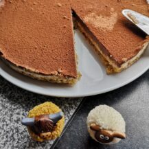 Recept: Bountytaart met dadels en walnoten