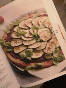 Op deze foto zie je de hoofdgerechten van het keto-plan boek