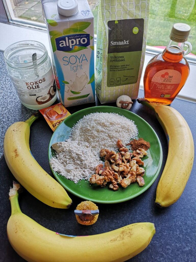 Op deze foto zie je de ingrediënten van de Vegan bananenbrood