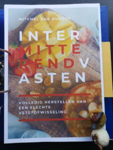 Op deze foto zie je een foto van intermittent fasting boek