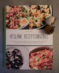 Op deze foto zie je het fysieke boek van de Afslank Receptenbijbel