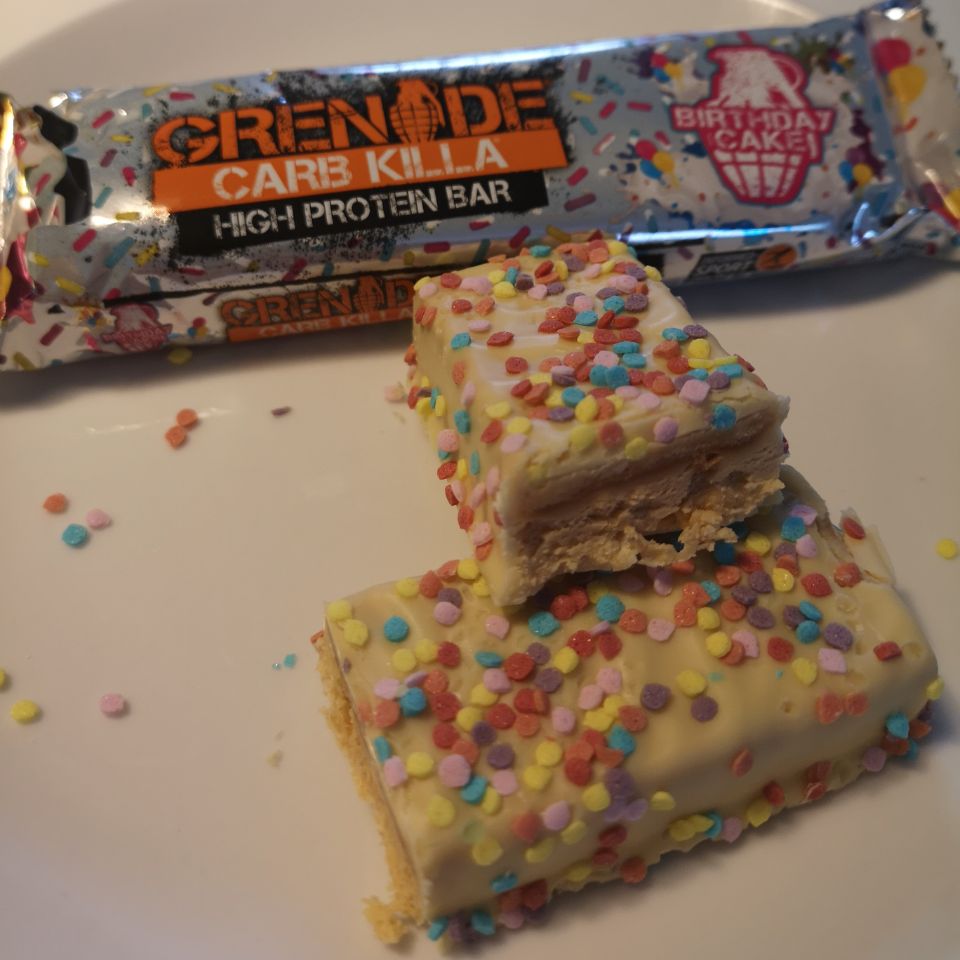 Op deze foto zie je de smaak Birthday Cake van carb killa bars