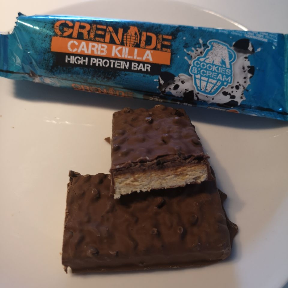 Op deze foto zie je de smaak Cookies & Cream van de carb killa bars