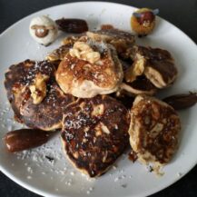 Recept: Bananenpancakes met walnoten en dadels