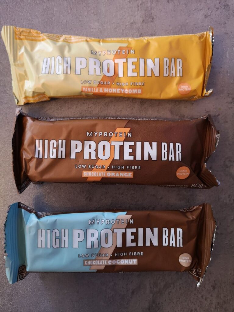 Op deze foto zie je de 3 smaken van de High Protein Bar van myprotein