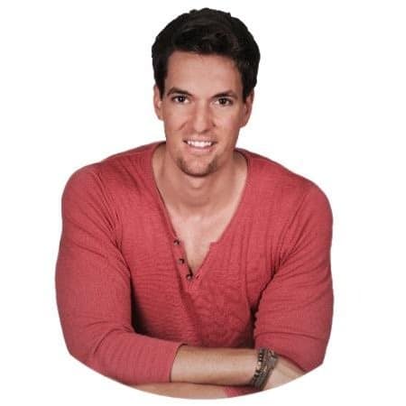 Op deze foto zie je Mark van Oosterwijck, de bedenker van het boek fitchef family