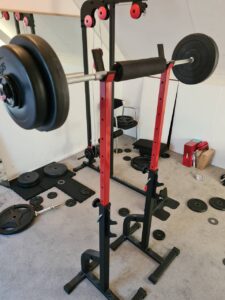 Op deze foto zie de squat, een compound oefening die erg belangrijk is tijdens het droog trainen.