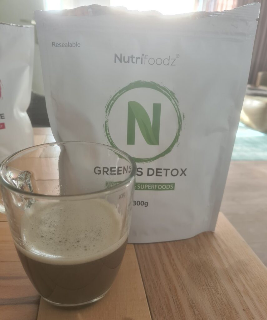 Op deze foto zie je het product Nutrifoodz Greens Detox