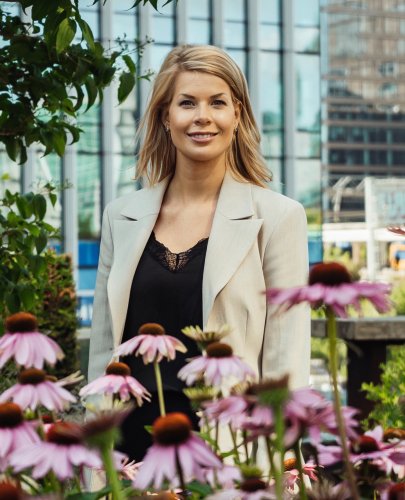 Op deze foto zie je madelon vos, oprichtster van de cursus Crypto en Trading Academy