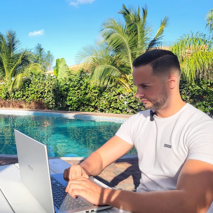 Op deze foto zie je Casper van Vliet, oprichter van de affiliate marketing mastery